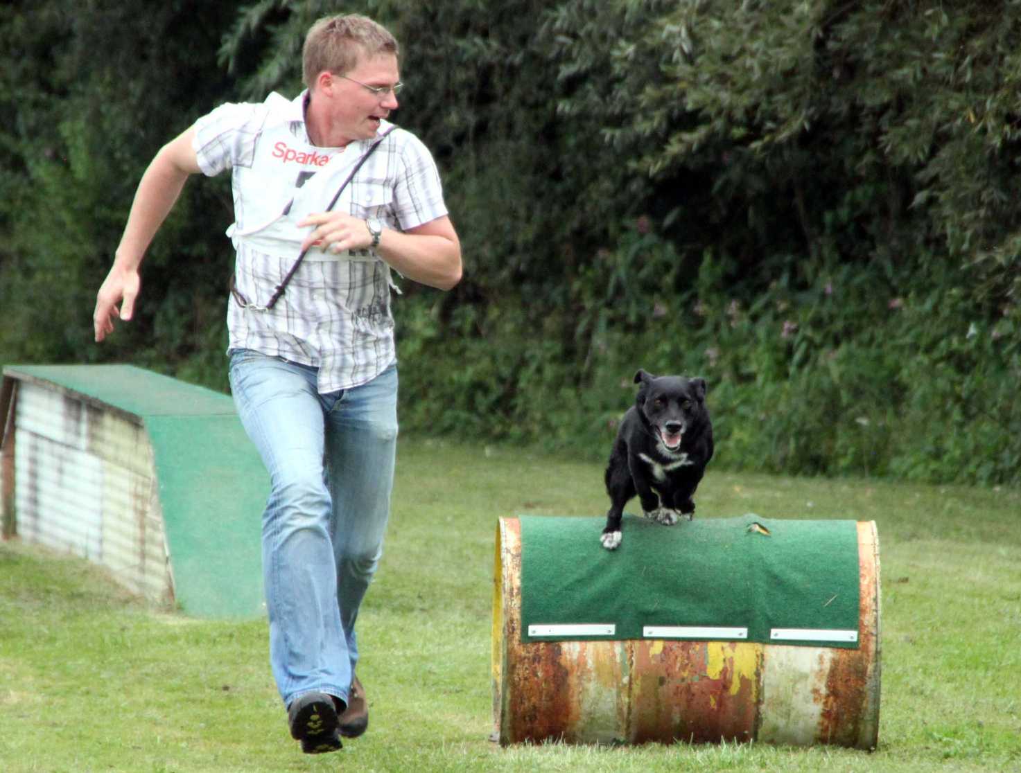 bjoern-mit-buddy-beim-hindernislauf-4