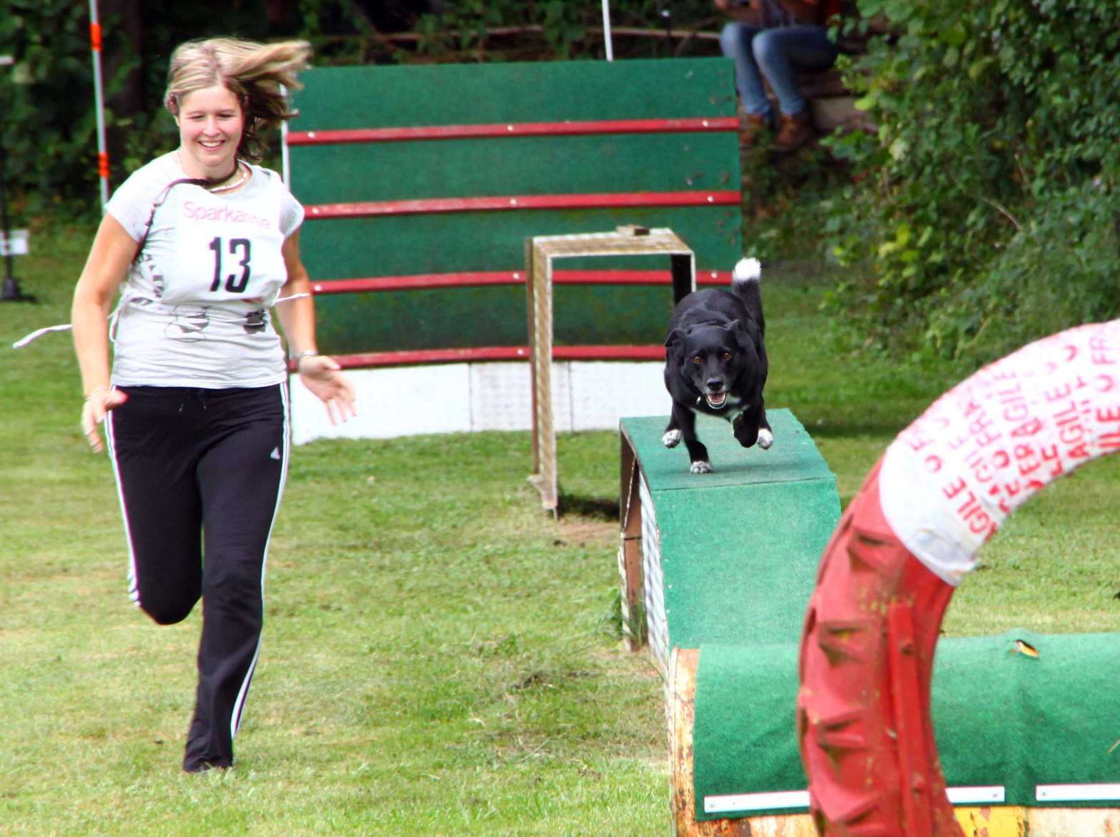 sonja-mit-buddy-beim-hindernislauf-1